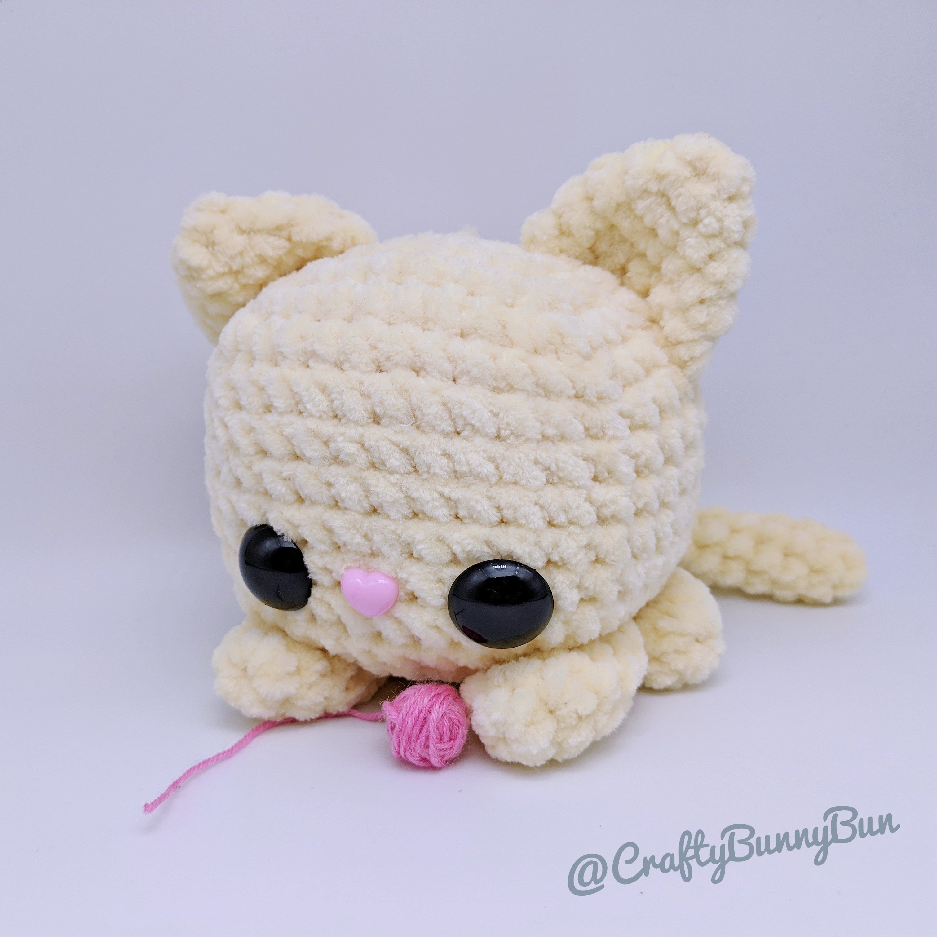 Giant amigurumi cat cube